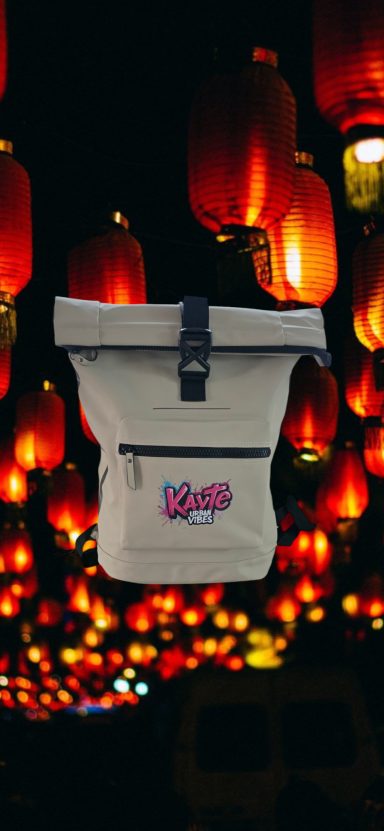 Helle Umhängetasche mit buntem Aufdruck vor roten Laternen.